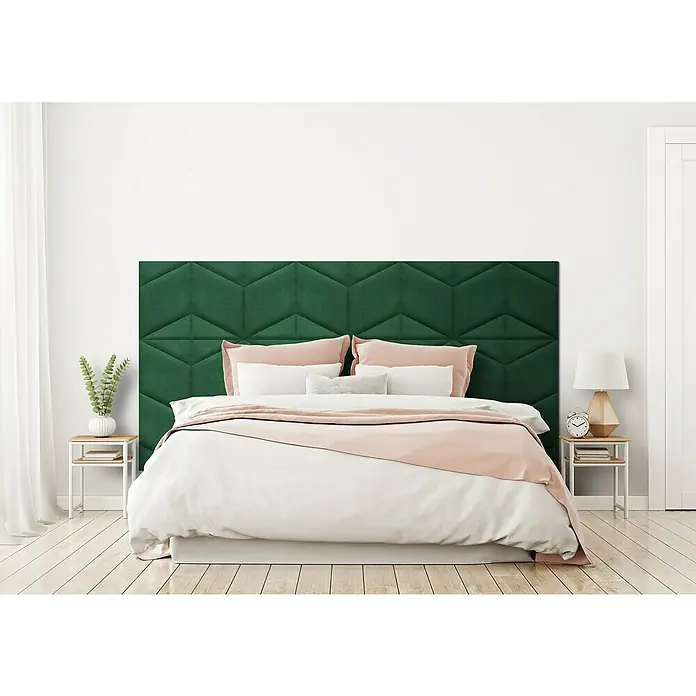 Fllow Wandpolster-Set Velvet C2 - 240 x 120 cm, Grün - Ein stilvolles Schlafzimmer mit einem grünen, geometrisch gesteppten Kopfteil, das dem Raum Eleganz und Komfort verleiht.