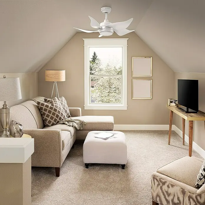 Arte confort Ventilador de techo Nevis - Blanco, 92 cm, Multicolor - Luminoso apartamento ático con ventilador de techo, sofá beige y televisor sobre una mesa de madera. El ventilador de techo ayuda con la circulación del aire.