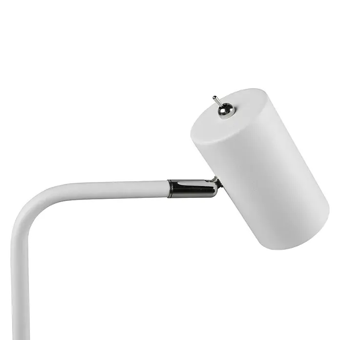 Trio Lighting Marley Lámpara de sobremesa redonda - 5 W, Ø x Al: 120 mm x 45 cm, Blanco, GU10 - Primer plano de una lámpara de escritorio blanca con brazo ajustable y detalles cromados sobre fondo negro.