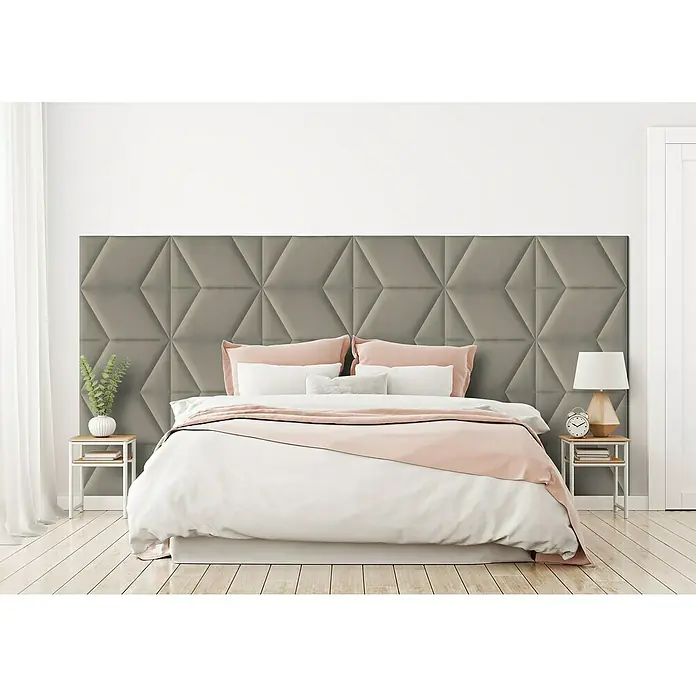 Fllow Wandpolster-Set Velvet C3 - 270 x 150 cm, Taupe - Gepolstertes Kopfteil mit geometrischem Design im Schlafzimmer, mit Nachttischen, Lampe und Bettwäsche für eine gemütliche Atmosphäre.