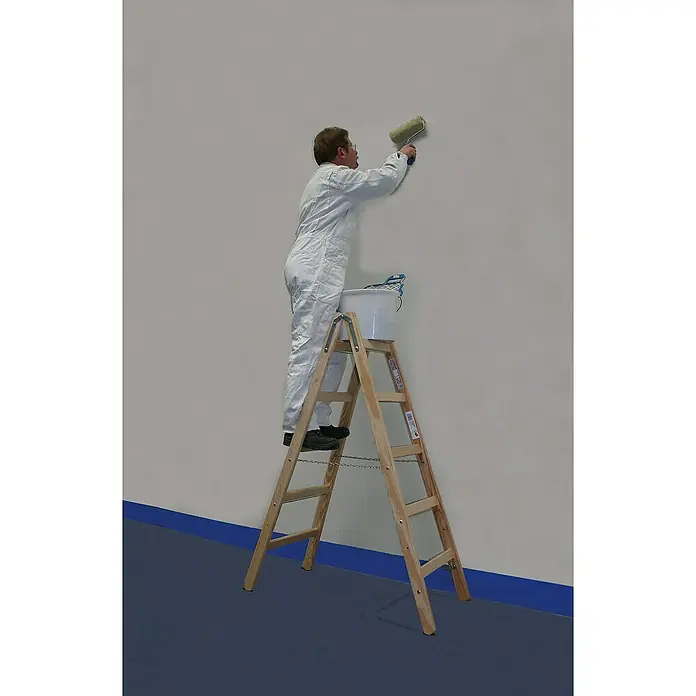 Krause Stabilo Escalera doble - Número de peldaños: 10 ud., Altura de trabajo: 2,75 m, Carga soportada: 150 kg, Madera - Pintor en una escalera de madera con cubo y rodillo, pintando una pared. Adecuado para proyectos de renovación y bricolaje.