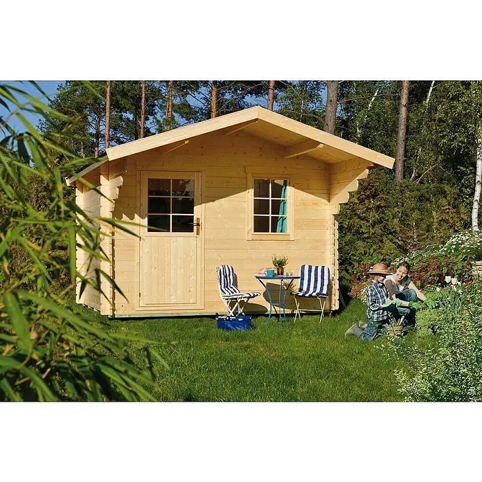 Kiehnholz Gartenhaus Stockholm - Außenmaß inkl. Dachüberstand (B x T): 340 x 393 cm, Holz, Natur - Ein helles Holzgartenhaus mit Tür und Fenster, umgeben von üppigem Grün, mit Tisch und Stühlen vor dem Haus.