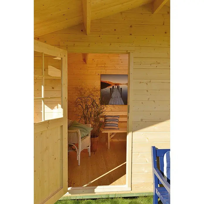 Kiehnholz Gartenhaus Stockholm - Außenmaß inkl. Dachüberstand (B x T): 340 x 393 cm, Holz, Natur - Blick in ein helles Holzhaus mit sichtbarem Holzboden, Holzwänden und einem offenen Eingangsbereich mit Sitzgelegenheiten.