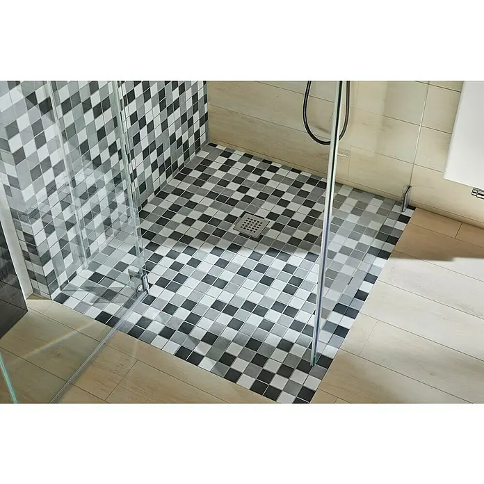 Mosaikfliese Quadrat Mix CD 216 - 30,6 x 30,6 cm, Grau/Schwarz, Matt - Blick in eine moderne Dusche mit Schachbrettfliesenmuster und einer klaren Glasduschabtrennung. Helle Holzböden außerhalb der Duschkabine.