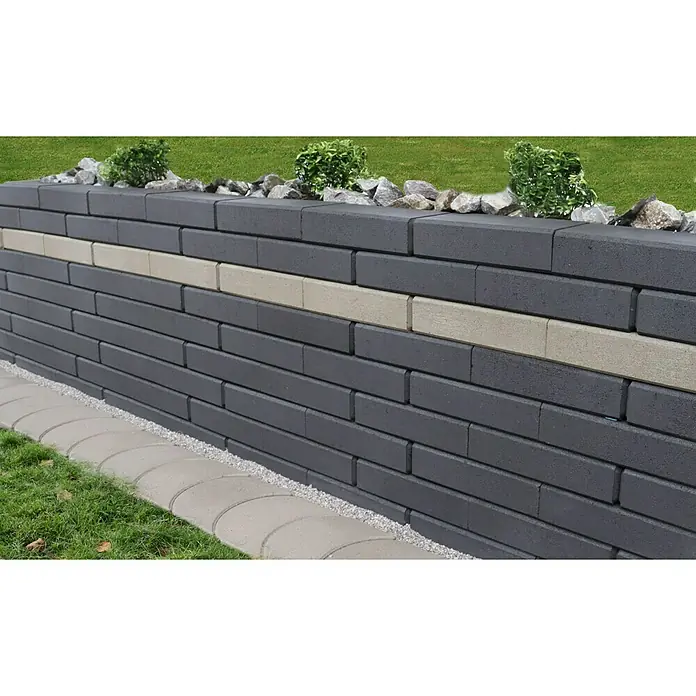 Christoph Mauerstein C-Line Block - 30 x 15 x 7,5 cm, Grau, Beton - Eine graue Steinmauer mit einer einzelnen Reihe heller Steine, bepflanzt mit kleinen Büschen und Steinen.
