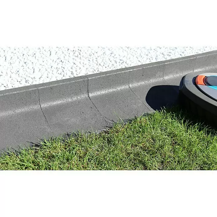 Christoph Mähstein Mähroboter L-Randstein - 24,5 x 29 x 15 cm, Grau, Beton - Dunkelgraue Beton-Rasenkante mit glattem Rand für Mähroboter, trennt Rasen von weißem Kies.