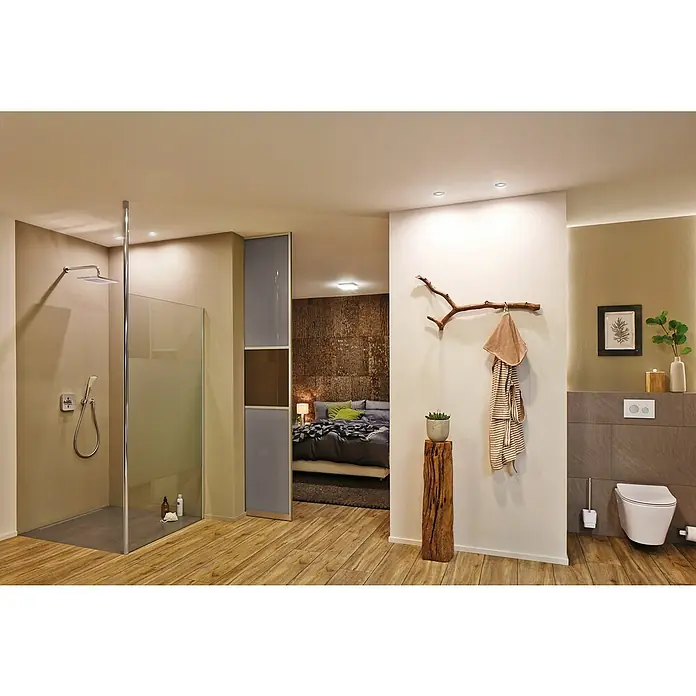 Paulmann LED-Einbauleuchten-Set Vali - 16,5 W, Chrom, 3 Stk., Warmweiß, IP65 - Badezimmer mit ebenerdiger Dusche und Holzboden, der einen warmen Kontrast zu den kühlen Farben der Ausstattung bildet. Moderne Badgestaltung.