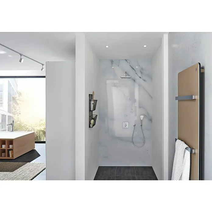Paulmann LED-Einbauleuchten-Set Vali - 16,5 W, Chrom, 3 Stk., Warmweiß, IP65 - Elegantes Badezimmer-Interieur mit Dusche mit Marmorwand und Handtuchwärmer in Beige, das Design und Funktionalität vereint.