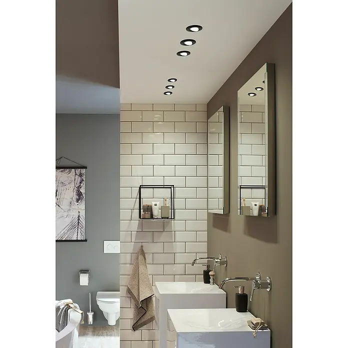 Paulmann LED-Einbauleuchten-Set Vali - 16,5 W, Schwarz, 3 Stk., Warmweiß, IP65 - Ein modernes Badezimmer mit weißen Waschbecken und stilvollen Deckeneinbauleuchten, die ein helles und einladendes Ambiente schaffen.