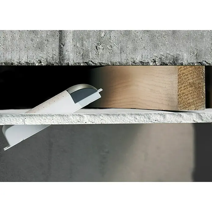 Paulmann Transformator Mipro - 70 VA, 230 V - Nahaufnahme von Bauprodukten, bestehend aus Beton, Holz und einer weißen Kunststoffleiste, die zwischen zwei Betonplatten befestigt ist.