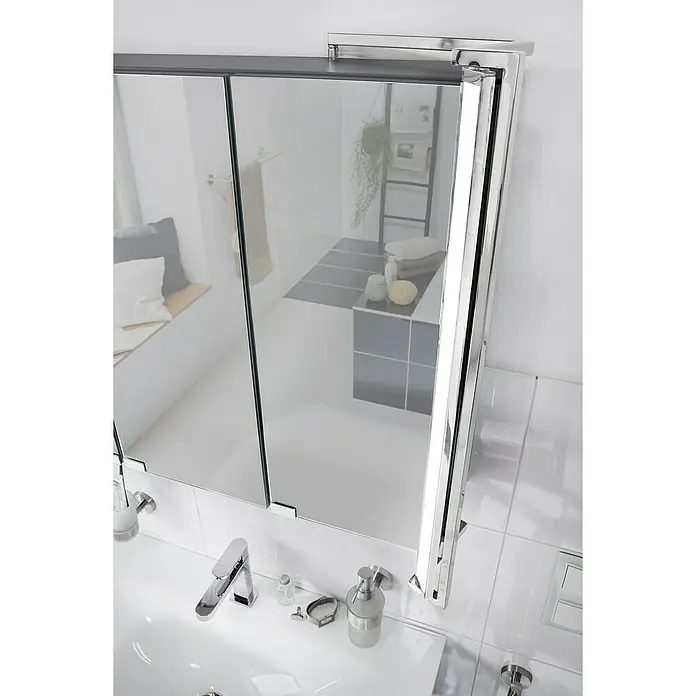 Camargue LED-Spiegelschrank Flexilight - B x H: 92,3 x 65 cm, Dark Oak - Ein moderner Spiegelschrank mit mehreren Türen und Chromdetails über einem Waschbecken mit Armatur und Seifenspender.