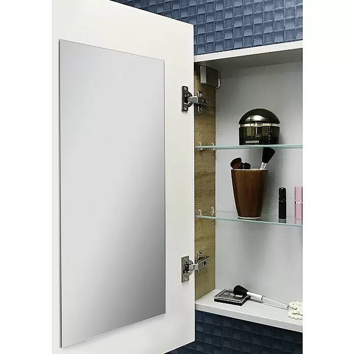 Camargue Stella LED-Spiegelschrank - B x H: 51 x 73,7 cm, Holz, Weiß, DIN Anschlag: Links, Kantenausführung Tür: Eckig - Weißer Spiegelschrank mit offener Tür, zeigt Glasböden mit Kosmetika vor blauer Wand.