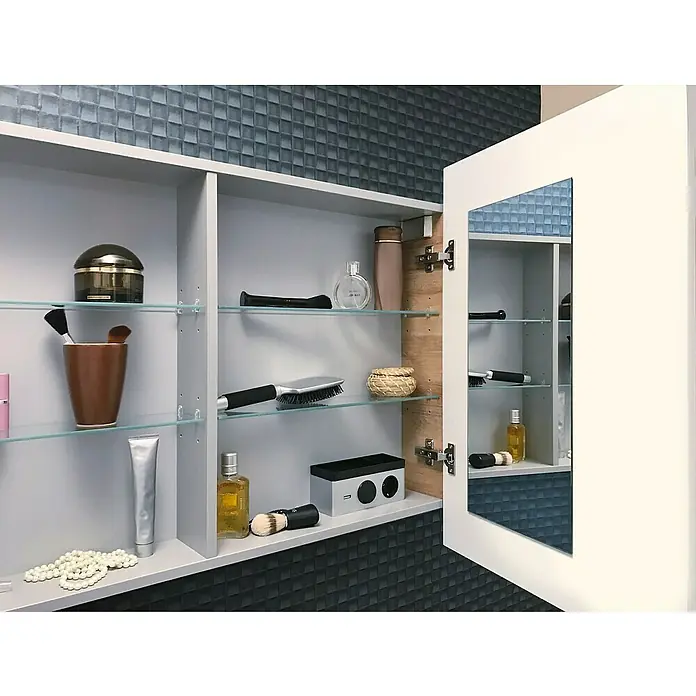 Lanzet K5 Badmöbel-Set K59B2 - 87,9 cm, Berg Eiche - Offener Badezimmerschrank mit Glasböden und verschiedenen Kosmetikartikeln, die die Funktionalität und das elegante Design des Schranks hervorheben.