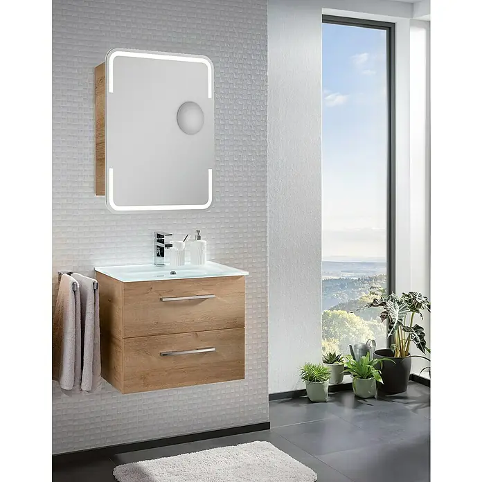 Camargue Stella LED-Spiegelschrank - B x H: 60 x 73,7 cm, Holz, Berg Eiche, DIN Anschlag: Links, Kantenausführung Tür: Abgerundet - Ein modernes Badezimmer mit einem hölzernen Waschtischunterschrank mit zwei Schubladen und einem beleuchteten Spiegelschrank.