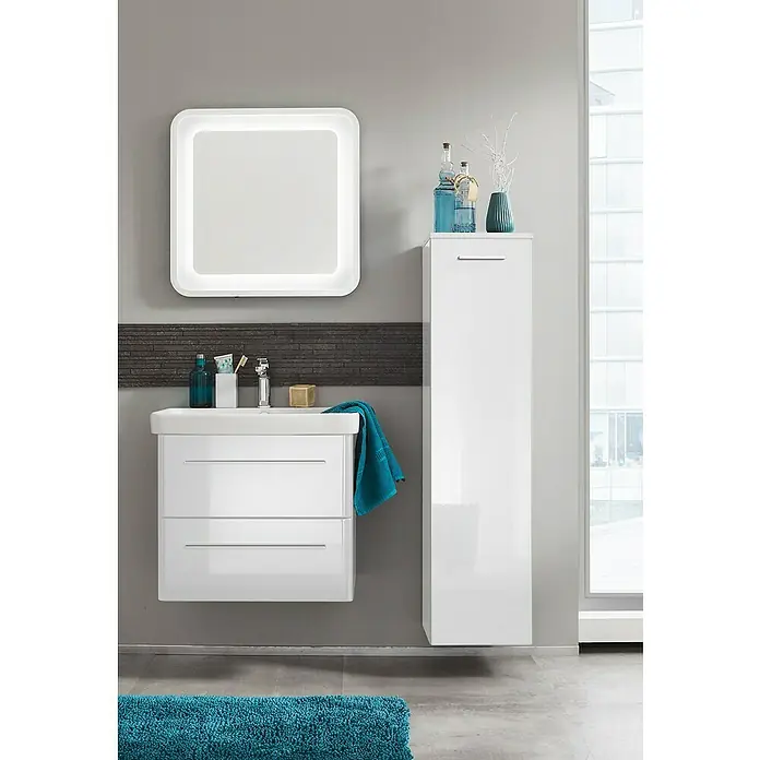 Camargue Stella LED-Lichtspiegel - 60 x 60 cm, Mit abgerundeten Kanten - Modernes Badezimmer-Interieur mit einem weißen Waschtischunterschrank, einem beleuchteten Spiegel und einem weißen Hochschrank für zusätzlichen Stauraum.