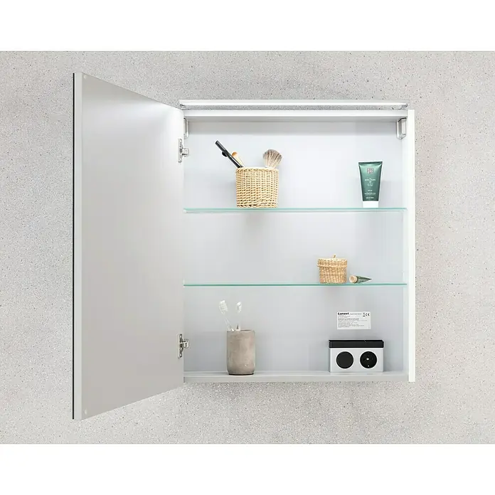 Camargue Stella LED-Spiegelschrank - B x H: 60 x 68,4 cm, Mit Beleuchtung, DIN Anschlag: Links, Eiche Maron, Spanplatte - Offener Spiegelschrank mit Glasablagen und diversen Badutensilien, der an einer hellgrauen Wand montiert ist.