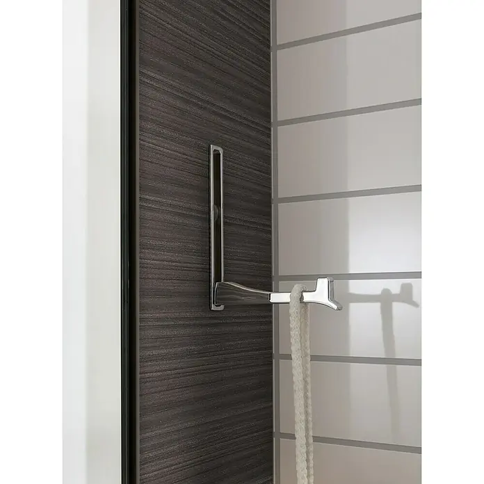 Lanzet Modern 3.0 LED-Spiegelschrank - B x H: 60 x 68,4 cm, Mit Beleuchtung, DIN Anschlag: Links, Dark Oak, Spanplatte - Nahaufnahme einer modernen Handtuchstange aus Chrom mit einem weißen Handtuch, montiert an einer stilvollen, dunklen Holztür in einem Badezimmer.