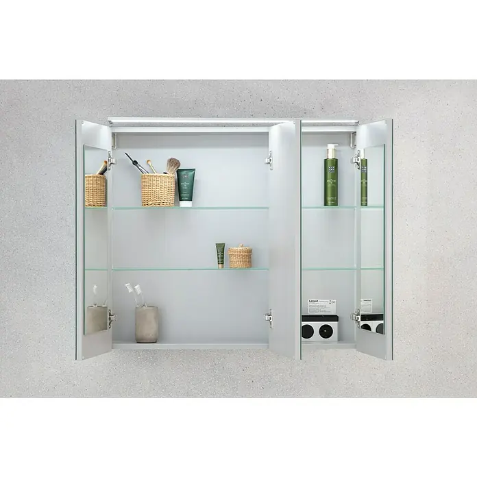 Camargue Stella LED-Spiegelschrank - B x H: 80 x 68,4 cm, Mit Beleuchtung, Dark Oak - Ein offener Spiegelschrank mit Glasböden zeigt Kosmetikartikel, Bürsten und eine Lautsprecherbox.