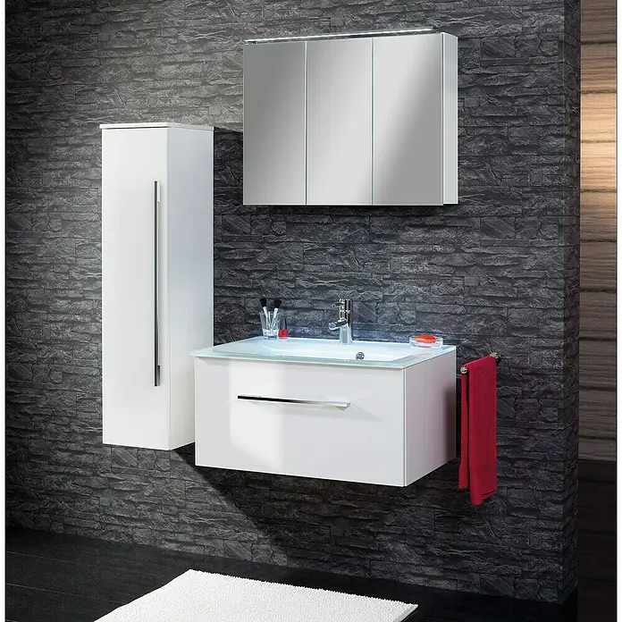 Camargue Stella LED-Spiegelschrank - B x H: 80 x 68,4 cm, Mit Beleuchtung, Weiß - Elegantes Badezimmer-Set mit weißem Waschtischunterschrank, Spiegelschrank und Hochschrank vor dunkler Steinwand.