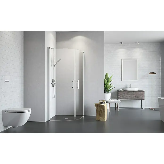 Camargue Vario Runddusche S10 - Links x Rechts x Höhe: 90 x 90 x 195 cm, Beschichtet, Silber - Elegantes Badezimmer mit einer modernen, abgerundeten Duschkabine aus Glas und Chrom, die das helle und minimalistische Design ergänzt.