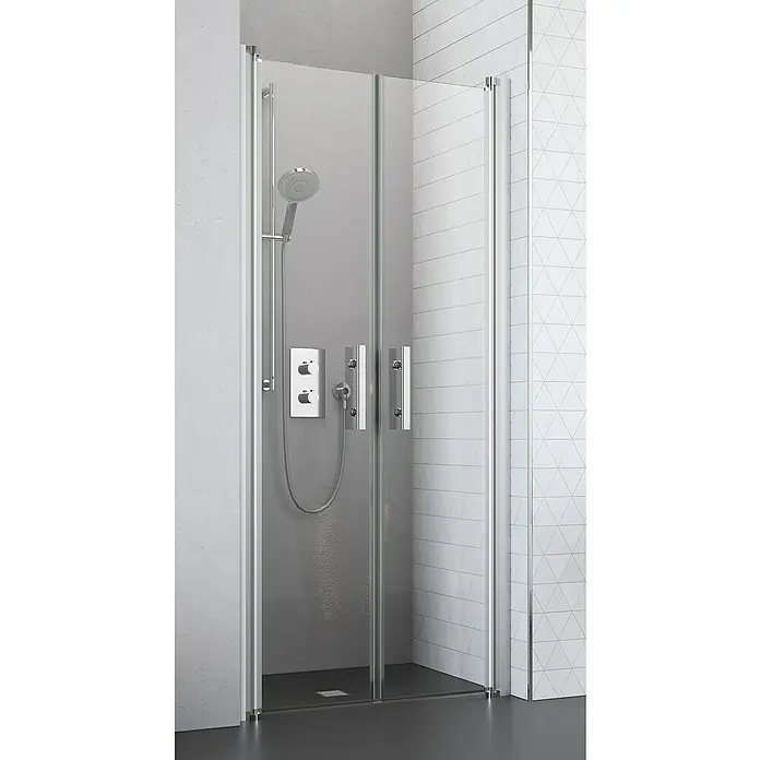 Camargue Vario Dusch-Pendeltür S34 - 100 x 195 cm, Silber, Beschichtet, Glasstärke: 6 mm - Bild eines modernen Duschbereichs mit einer eleganten Duschkabine aus Glas und Chrombeschlägen, die ein minimalistisches Baddesign zeigt.