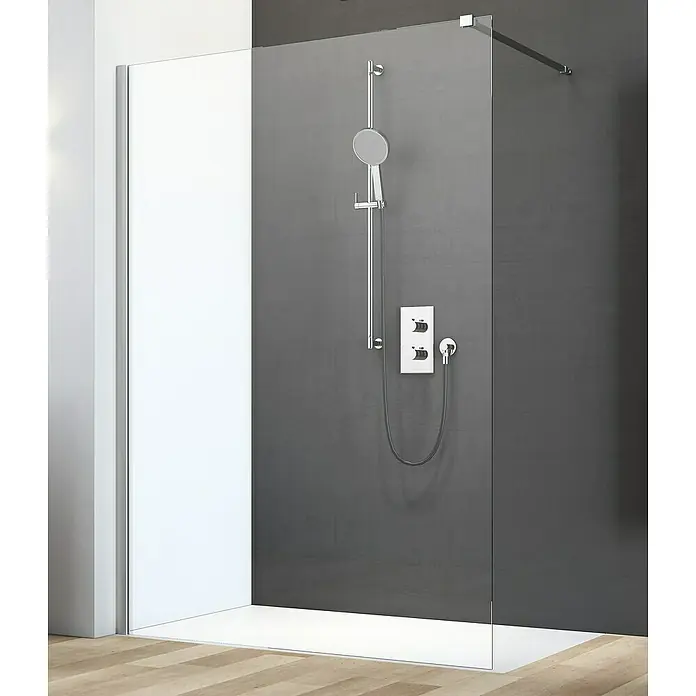 Camargue Vario Duschwand S13P - B x H: 120 x 191,5 cm, Beschichtet, Silber - Ein modernes Badezimmer mit einer begehbaren Dusche, die durch eine Glaswand und eine weiße Seitenwand begrenzt wird. Die Armaturen sind in Chrom gehalten.