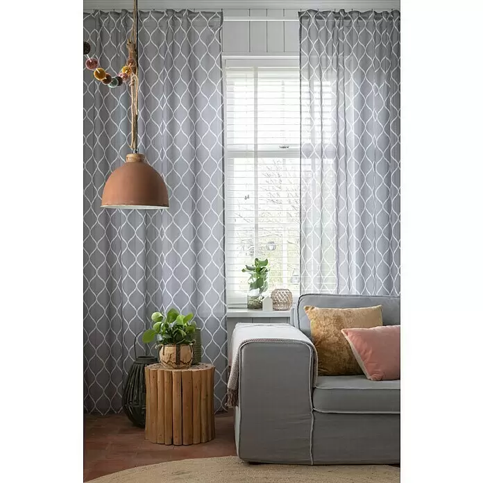 Elbersdrucke Schlaufenschal Alea - 140 x 255 cm, 100 % Polyester, Grau - Grauer transparenter Vorhang mit weißem Rautengittermuster am Wohnzimmerfenster.