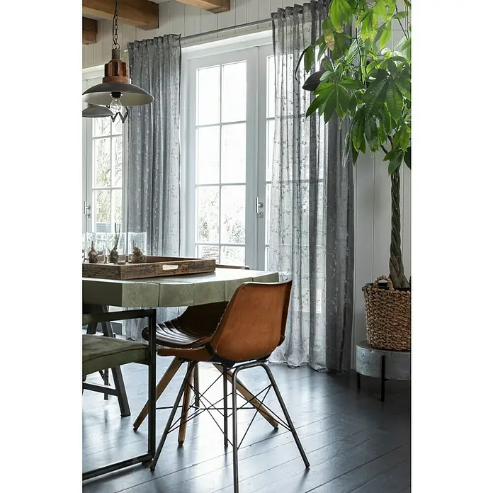 Elbersdrucke Schlaufenbandschal Farina - 140 x 255 cm, 100 % Polyester, Grau - Elegantes Interieur mit zarten, floralen Vorhängen, die sanftes Licht filtern und eine gemütliche Atmosphäre schaffen. Ein stilvoller Hingucker!