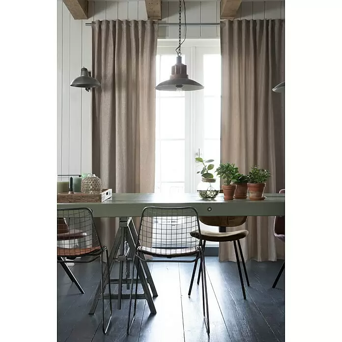 Elbersdrucke Verdunkelungsvorhang Sundown - Beige, B x H: 140 x 255 cm, 100 % Polyester - Ein gemütlicher Essbereich mit einem hellgrünen Holztisch, Metallstühlen und langen beigen Leinenvorhängen.