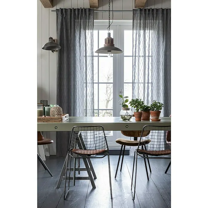 Elbersdrucke Schlaufenbandschal Home Time - 140 x 255 cm, 100 % Polyester, Grau - Elegantes Esszimmer mit modernen Stühlen, gedämpften Vorhängen und einer Hängelampe für eine gemütliche Atmosphäre.