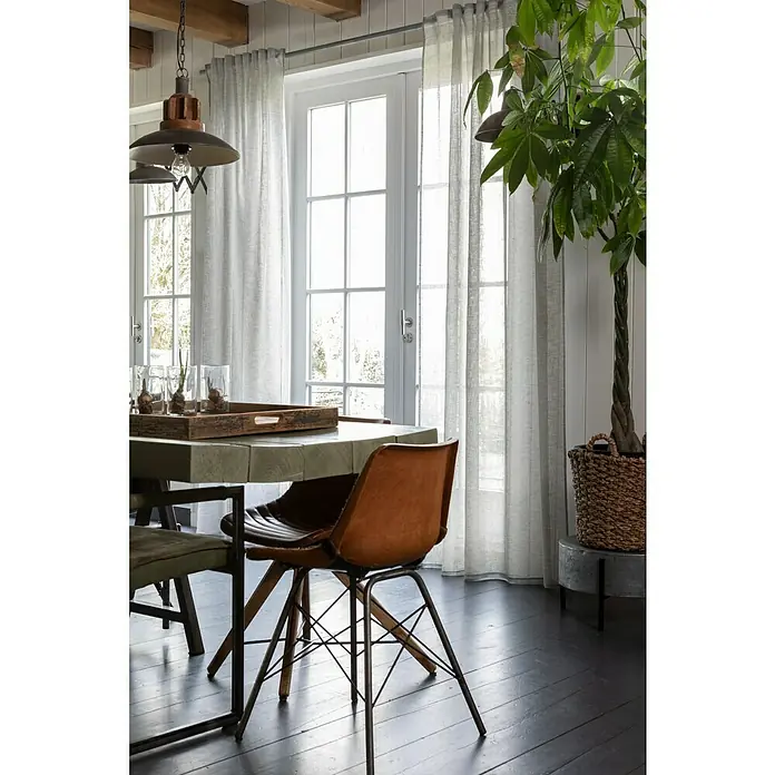 Elbersdrucke Schlaufenschal Liem - Grau, B x H: 140 x 255 cm, 100 % Polyester - Esszimmer mit hellem Holztisch, Designerstuhl mit braunem Leder und transparenten Gardinen für einen lichtdurchfluteten Raum.