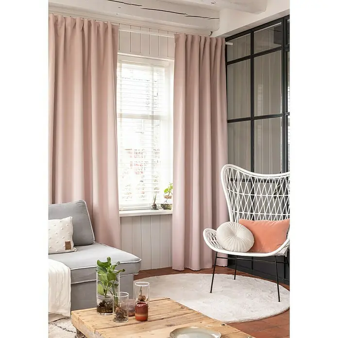 Elbersdrucke Verdunkelungsvorhang Midnight - 140 x 255 cm, 100 % Polyester, Rosa - Elegante, altrosa Vorhänge im Wohnzimmer mit einem bequemen Sofa und einem stilvollen Sessel. Die Vorhänge sorgen für eine angenehme Atmosphäre.