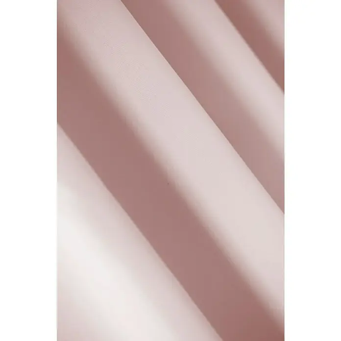 Elbersdrucke Verdunkelungsvorhang Midnight - 140 x 255 cm, 100 % Polyester, Rosa - Detailaufnahme eines zarten, rosa farbenen Stoffes mit sanften Falten und subtilem Licht- und Schattenspiel, das die Textur hervorhebt.