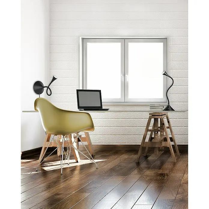 Reality Leuchten Lámpara de sobremesa LED Viper - 3 W, Negro, Negro, Blanco cálido - El espacio de trabajo minimalista presenta un portátil sobre un escritorio, iluminado por lámparas elegantes, complementado por una silla elegante.