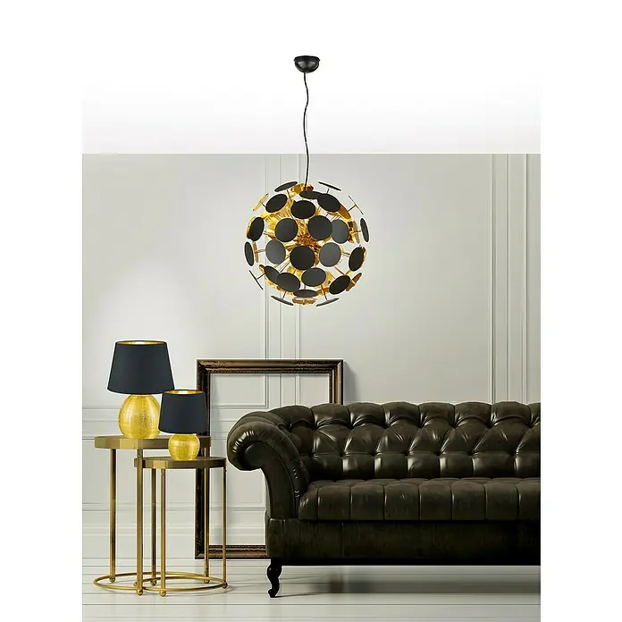 Reality Leuchten Pendelleuchte rund Discalgo40 W, Ø x H: 54 x 150 cm, Schwarz, Gold, E14 - Eine auffällige, moderne Pendelleuchte mit goldenen und schwarzen Akzenten hängt über einem eleganten Wohnzimmer.