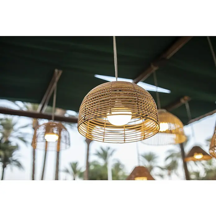 New Garden Akku-Pendelleuchte Bossa - L x B x H: 3 m x 35 cm x 22 cm, Beige, Warmweiß, 9 W, IP54 - Nahaufnahme von mehreren dekorativen Lampen mit gewebten Lampenschirmen, die von einer grünen Decke hängen und ein warmes Licht ausstrahlen.