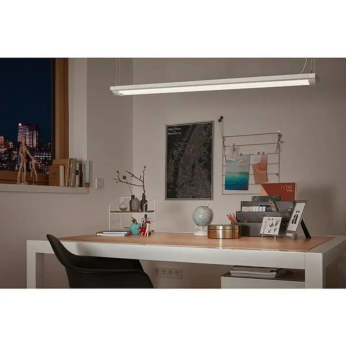 Ledvance LED-Deckenleuchte Office Line - 25 W, L x B x H: 61,5 x 13 x 2,5 cm, Weiß, Neutralweiß - Das Bild zeigt eine moderne, weisse Bürolampe, die über einem Schreibtisch hängt, der mit verschiedenen Gegenständen dekoriert ist.