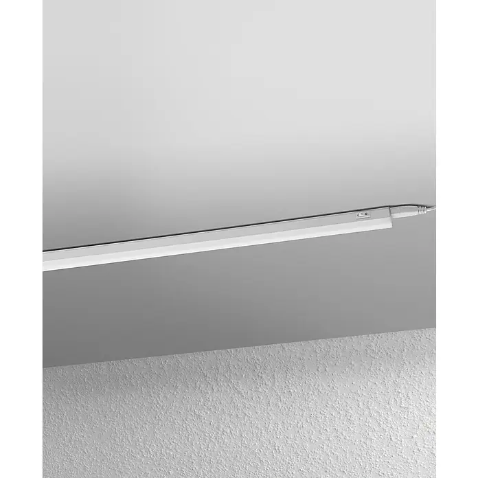 Ledvance LED-Lichtleiste Switch BattenL x B x H: 117,3 x 2,2 x 3 cm, Lichtfarbe: Warmweiß, 14 W - Nahaufnahme einer weißen, länglichen LED-Leuchte, die unter einer Decke angebracht ist, mit einem Schalter und einem Stromkabel.