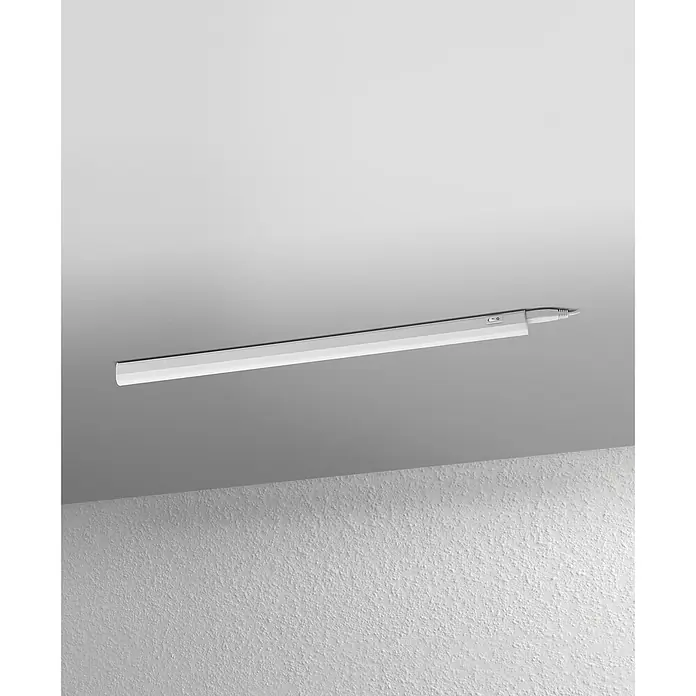 Osram LED-Lichtleiste Switch Batten - L x B x H: 57,3 x 2,2 x 3 cm, Lichtfarbe: Warmweiß, 8 W - Nahaufnahme einer weißen LED-Unterbauleuchte mit Kabel, die an einer Wand oder Decke montiert ist.