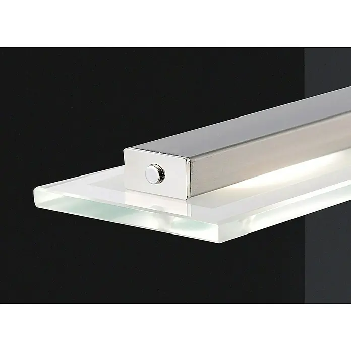 Fischer & Honsel LED-Pendelleuchte Tenso TW - 12 W, L x B x H: 64 x 9 x 150 cm, Nickel matt, Mehrfarbig - Nahaufnahme einer modernen, rechteckigen LED-Wandleuchte mit Glasablage und Metallelementen vor einem dunklen Hintergrund.