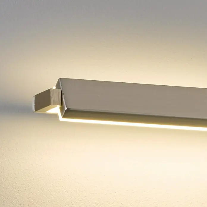 Fischer & Honsel LED-Wandleuchte Pare TW - 14 W, L x B x H: 40 x 11 x 10 cm, Nickel matt, Warmweiß - Nahaufnahme einer modernen, linearen Wandleuchte, die ein warmes, einladendes Licht ausstrahlt und ein stilvolles Ambiente erzeugt.