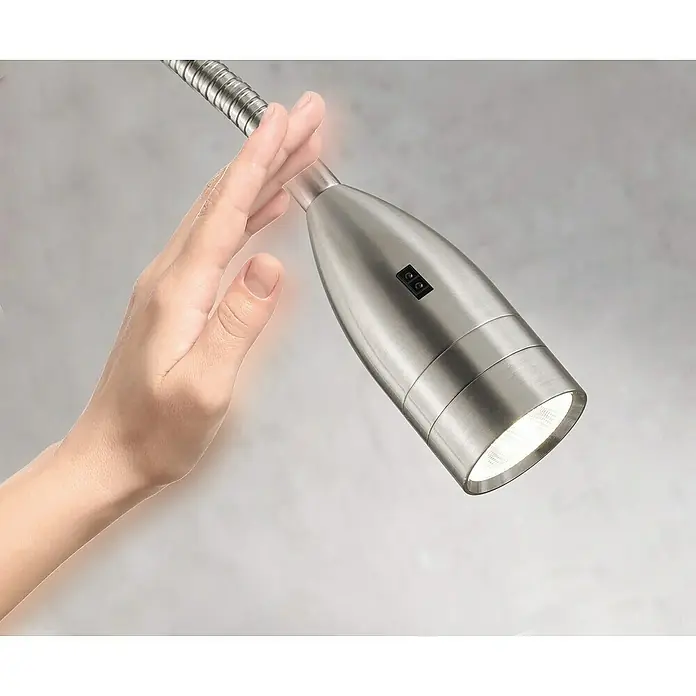 Fischer & Honsel LED-Wandleuchte Sten - 5 W, L x B x H: 45 x 3 x 48 cm, Nickel matt, Warmweiß - Nahaufnahme einer silbernen LED-Leselampe mit flexiblem Hals, die von einer Hand berührt wird.