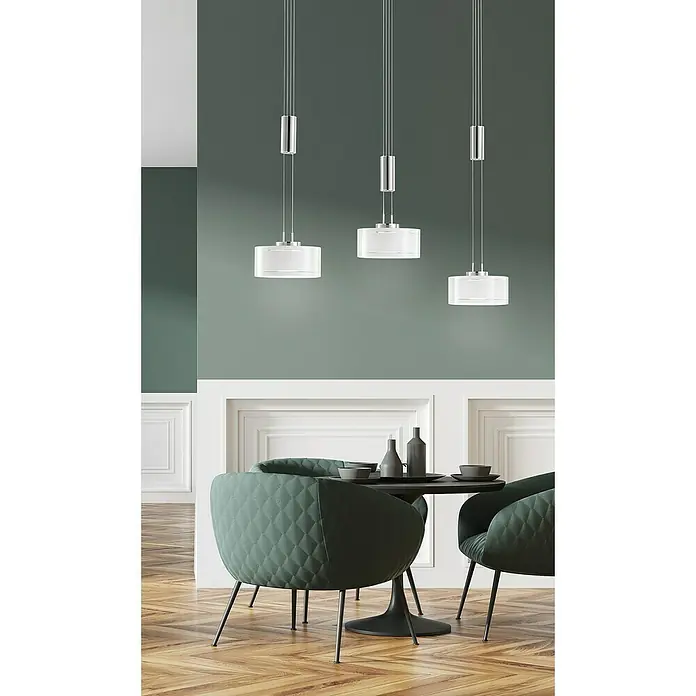 Fischer & Honsel LED-Pendelleuchte Lavin - 9 W, Nickel, 3 Stk. - Drei moderne Pendelleuchten mit zylindrischen Lampenschirmen aus weißem Glas hängen über einem Esstisch mit grünen Stühlen.