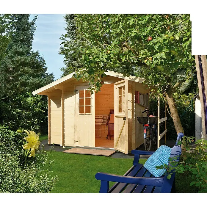 Kiehnholz Gartenhaus Oslo 2 - Außenmaß inkl. Dachüberstand (B x T): 385 x 263 cm, Holz, Natur - Gartenszene mit einem hellen Holzgartenhaus, das mit einem blauen Gartenstuhl und einem Fahrrad kombiniert ist.
