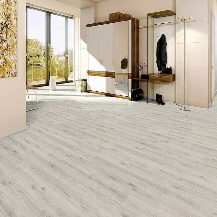 Laminat - Eiche Taronga, Landhausdiele, 1.292 x 193 x 7 mm - Heller Raum mit modernem Vinylboden in Holzoptik, der eine warme und einladende Atmosphäre schafft. Perfekt für stilvolle Wohnräume.
