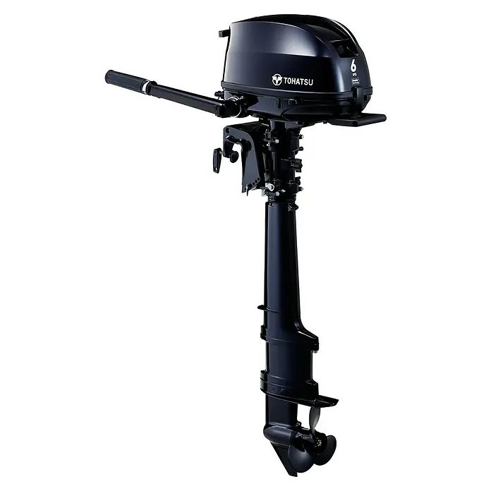 Tohatsu Außenbordmotor MFS 6 D SULSP Sail Pro - 4,4 kW, Pinnensteuerung, Superlangschaft, Seilzug - Ein Tohatsu 6 PS Außenbordmotor in elegantem Schwarz, ideal für kleine Boote und als zuverlässiger Begleiter auf dem Wasser.