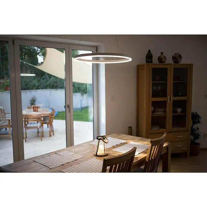 Direct Signs LED-Pendelleuchte Noble - Durchmesser: 800 mm, Weiß - Modernes Esszimmer mit Holztisch, Stühlen und einem schwebenden, runden LED-Deckenleuchte, das eine elegante Atmosphäre schafft.