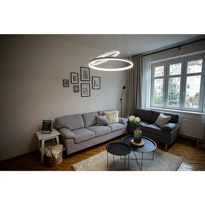 Direct Signs LED-Pendelleuchte Noble - Höhe: 150 cm, Weiß, Durchmesser: 600 mm - Wohnzimmer mit grauem Sofa, Couchtisch und einer modernen, runden Pendelleuchte, die den Raum hell erleuchtet.