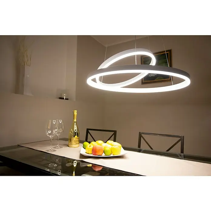 Direct Signs LED-Pendelleuchte Noble - Höhe: 150 cm, Weiß, Durchmesser: 600 mm - Moderne Hängelampe über einem Esstisch mit Getränken und Früchten, die eine warme Atmosphäre schafft.