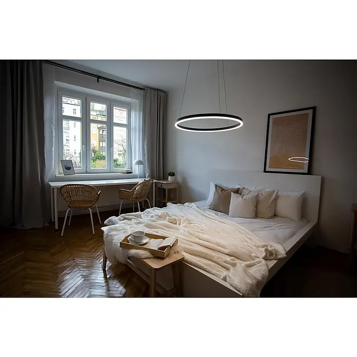 Direct Signs LED-Pendelleuchte Noble - Durchmesser: 800 mm, Schwarz - Einladendes Schlafzimmer mit einem modernen, kreisförmigen Deckenleuchter, der über einem gemütlichen Bett mit weicher Decke hängt.